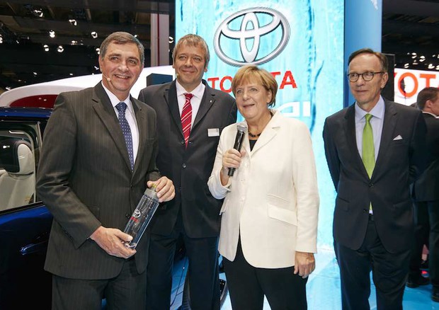 La Merkel allo stand Toyota per la Mirai © Toyota