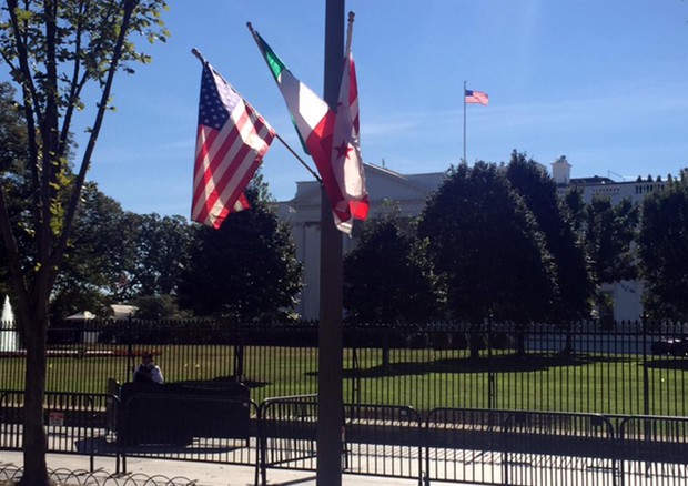 Bandiera italiana alla Casa Bianca © ANSA