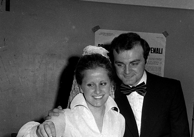 1974, una coppia di sposi vota per il referendum sul divorzio © ANSA