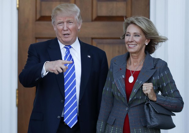 Trump nomina Betsy Devos all'Istruzione (foto: AP)