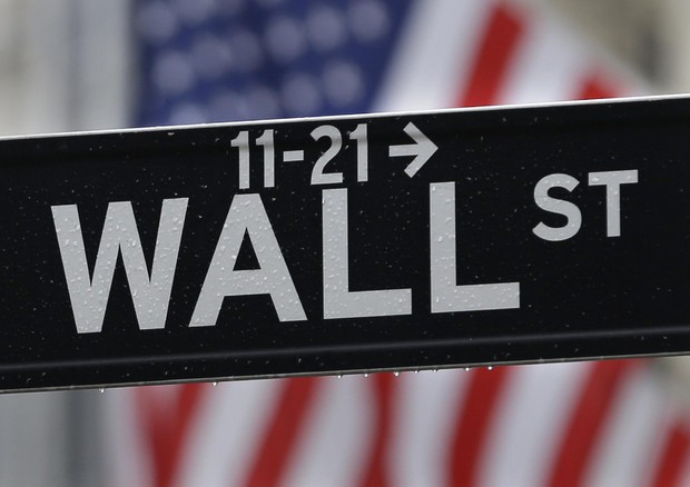 Un cartello indica Wall Street (foto: AP)