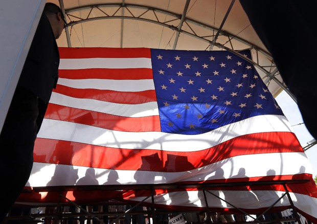 Bandiera al comizio di Donald Trump (foto: AP)
