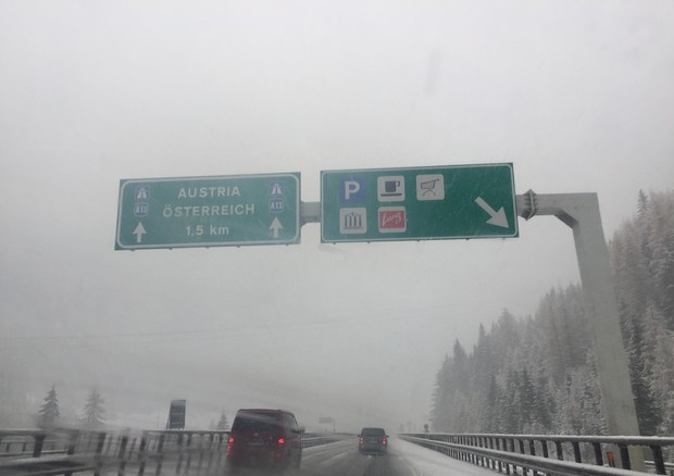 Caos neve Alto Adige: vvf a turisti, posticipare partenza © ANSA