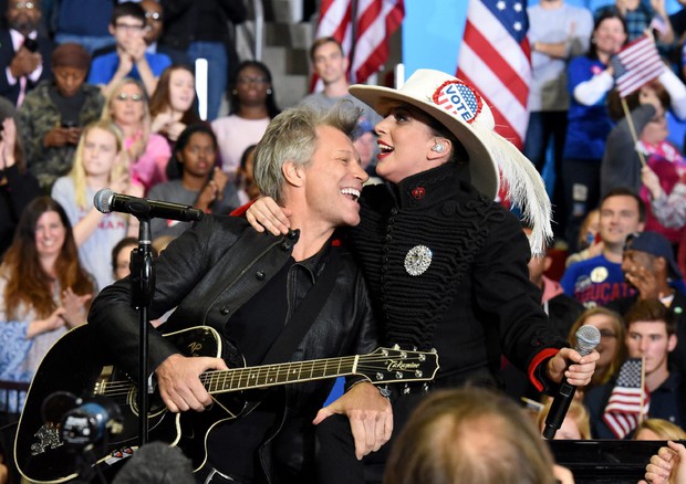 Bon Jovi e Lady Gaga cantano a un comizio in North Carolina (foto: EPA)