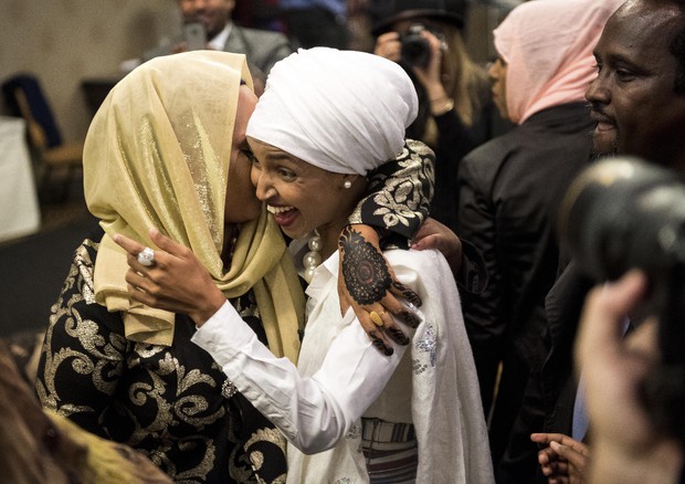 Ilhan Omar festeggia a Minneapolis (foto: AP)