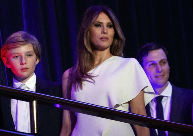Melania Trump e il figlio Barron (foto: AP)