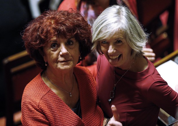 Stefania Giannini con Valeria Fedeli durante le dichiarazioni di voto nell'aula del Senato di Palazzo Madama, 14 dicembre © ANSA