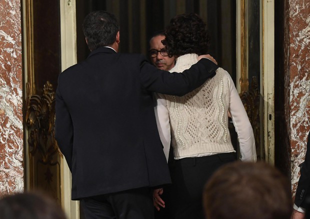 Il premier Matteo Renzi esce dalla sala dei Galeoni con la moglie Agnese © ANSA