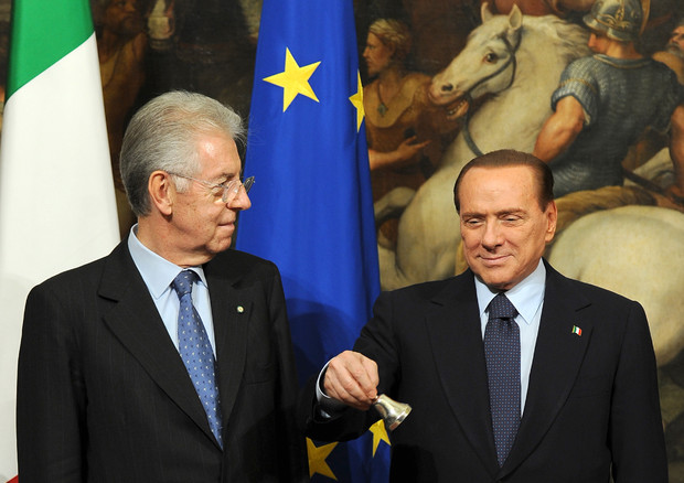 Lo scambio della campanella a Palazzo Chigi tra Silvio Berlusconi e Mario Monti il 16 novembre 2011 © ANSA