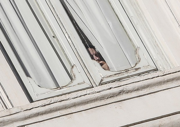 Il premier Matteo Renzi dietro la tenda della finestra del suo studio a Palazzo Chigi ESCLUSIVA - Foto di Giuseppe Lami © ANSA