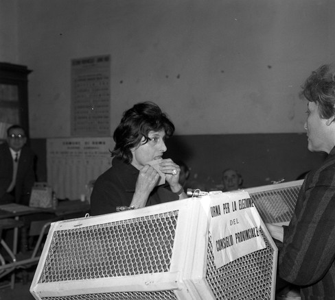 Anna Magnani mentre vota © ANSA