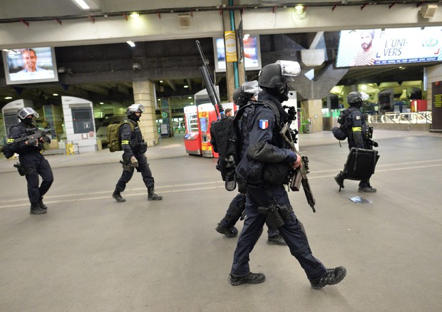 Parigi, manifestanti anti-jobs act a Gare du Nord (foto: ANSA )