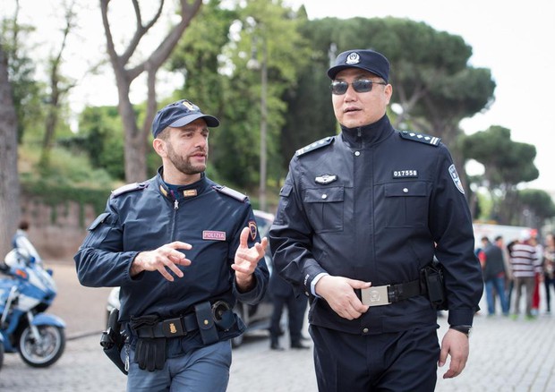 Pattugliamento dalla Polizia di Stato Italiana congiuntamente ad operatori di  Polizia cinese, in attuazione al Memorandum siglato tra lo Stato Italiano e la Repubblica Popolare  Cinese. FOTO US POLIZIA © ANSA