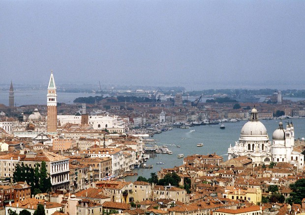 La qualità dell'aria di Venezia resta sotto la lente dell'Europarlamento (foto: ANSA)
