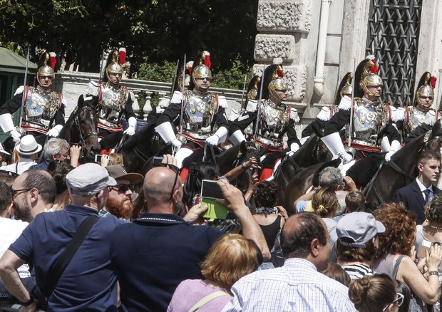 Un momento del cambio della guardia d'onore per la Festa della Repubblica in piazza del Quirinale © ANSA