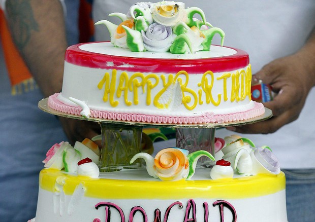 Una torta di compleanno per Donald Trump (foto: EPA)