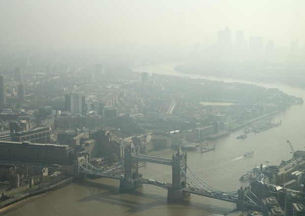 A Londra nuova stangata per veicoli inquinanti, ogni giorno 10 sterline © ANSA