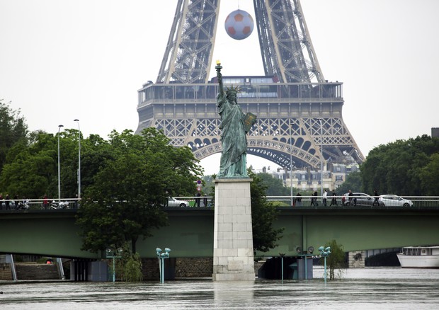 Maltempo: Senna a Parigi continua a scendere, sos Normandia (foto: AP)