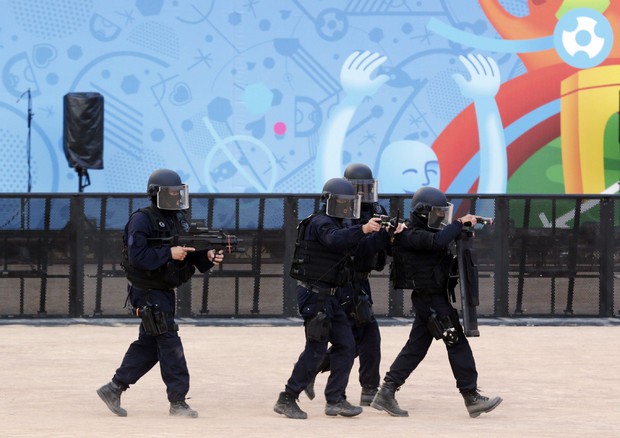 L'esercitazione anti-terrorismo a Lione (foto: EPA)