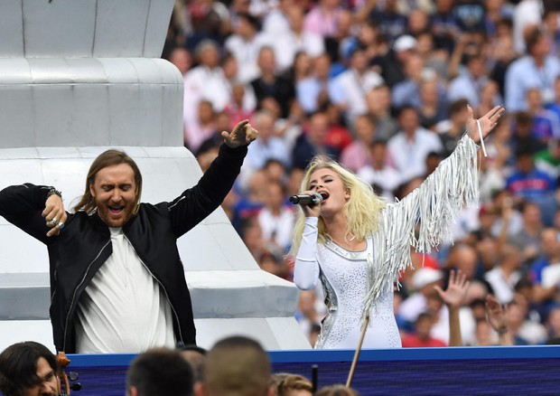 David Guetta e Zara Larsson chiudono Euro 2016 (foto: EPA)