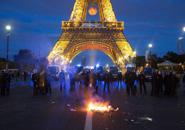 Tour Eiffel chiusa dopo gli incidenti (foto: EPA)