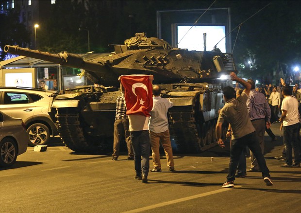 Dimostranti filo-Erdogan a Ankara affrontano i carri armati © AP