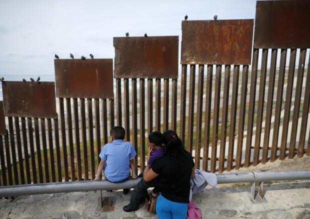 Quel muro tra Usa e Messico che Trump vuole rilanciare (foto: AP)