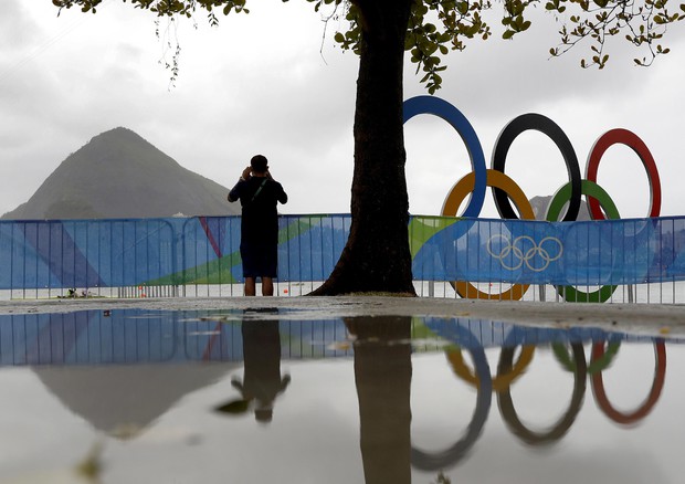 Rio: pietre su 'navetta' per Parco Olimpico, un ferito (foto: AP)
