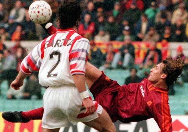 Francesco Totti, in azione durante la partita contro la Cremonese l'11 febbraio 1996 © ANSA