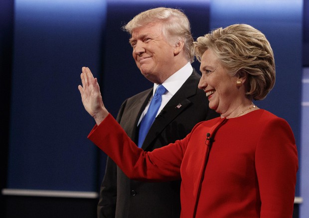 Donald Trump e Hillary Clinton durante la sfida tv (foto: AP)