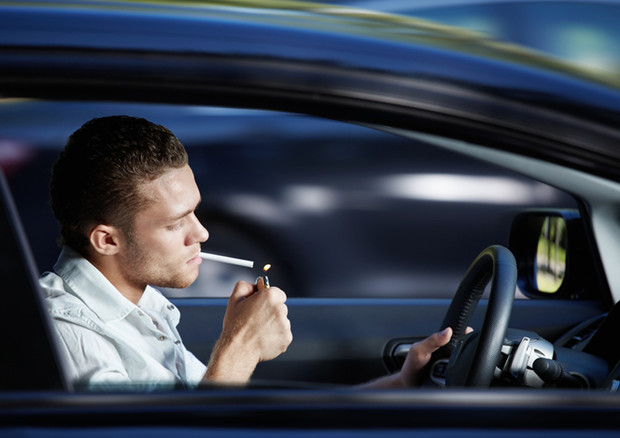 Chi fuma in auto vede svalutato il suo usato fino 2.260 euro © ANSA