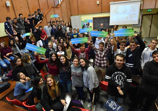 Gli studenti del Liceo Vittorini al progetto 'Young Energy' © ANSA