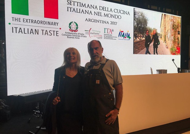 Settimana cucina italiana in Argentina, lo chef Giorgione insieme all'ambasciatrice Teresa Castaldo (foto: ANSA)