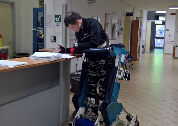Sedia trasformer permette ai disabili di muoversi in piedi © Ansa