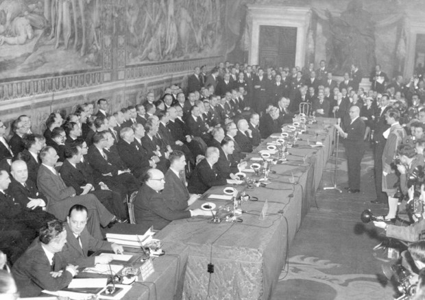 Il sindaco di Roma Umberto Tupini si rivolge ai delegati dei sei Paesi firmatari dei Trattati di Roma, il 25 marzo 1957 - fonte: EC
