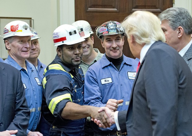 Trump incontra i minatori americani (foto: ANSA )