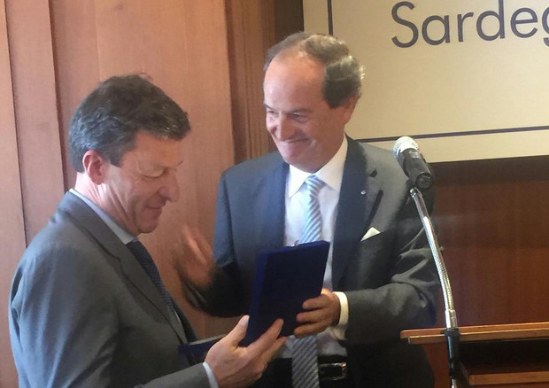 Il direttore generale Saras Spa, Dario Scaffardi, mentre riceve premio Confindustria a Cagliari © ANSA