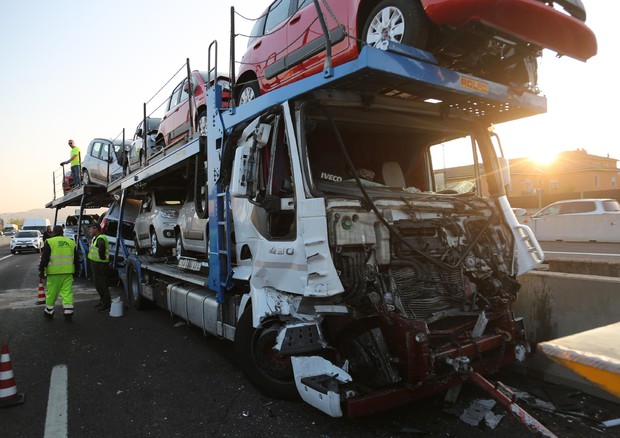 Bisarca 'perde' auto su raccordo autostrada, danni a veicoli © ANSA