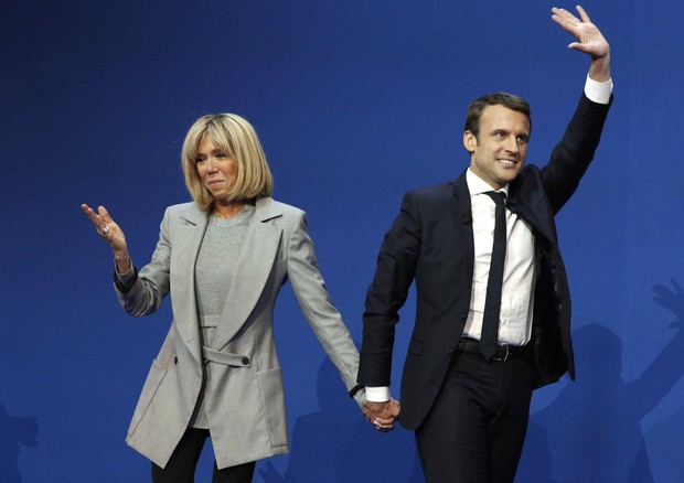 Emmanuel Macron  con la moglie Brigitte Trogneux © EPA