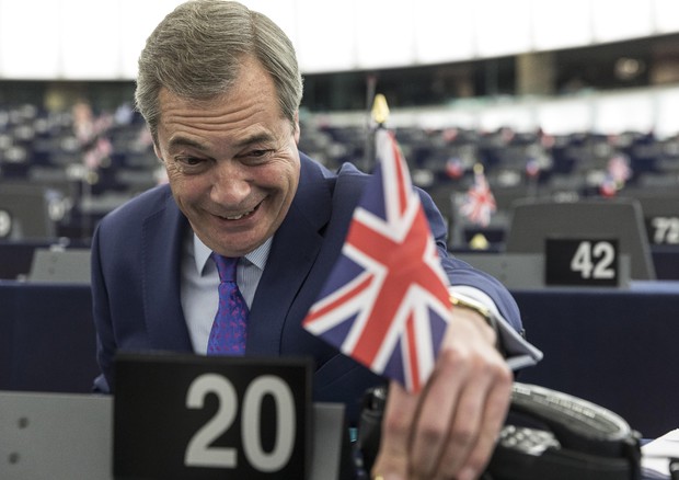Brexit: Farage attacca a Strasburgo, 'siete mafiosi' (foto: AP)