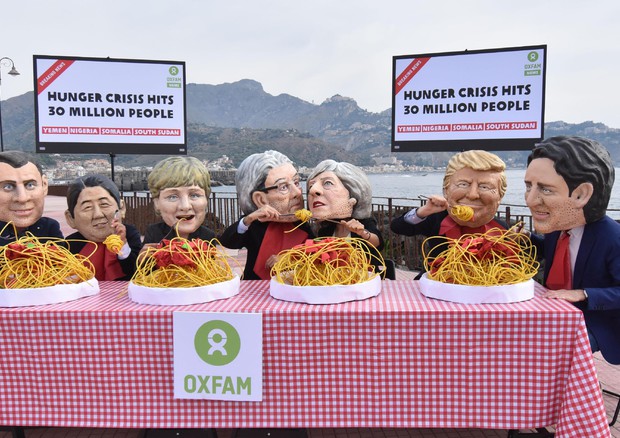 G7:flash mob contro 'banchetto' grandi, 30 mln muoiono fame (foto: ANSA)