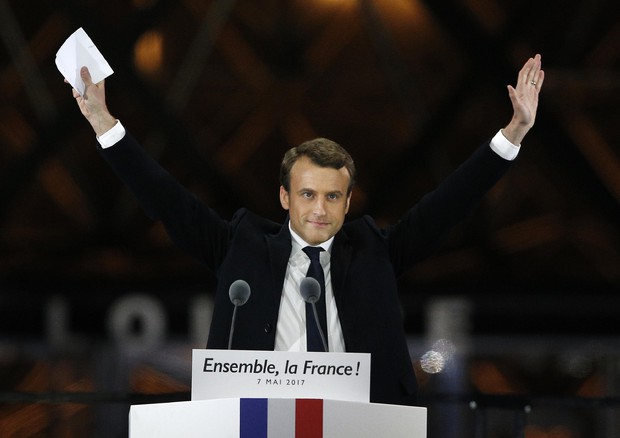 Emmanuel Macron esulta dopo la vittoria (foto: AP)