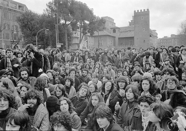 Una folla oceanica di persone omaggia la lapide messa in ricordo di Giorgiana Masi a Ponte  Garibaldi, Roma 18 febbraio 1978 © ANSA/OLDPIX