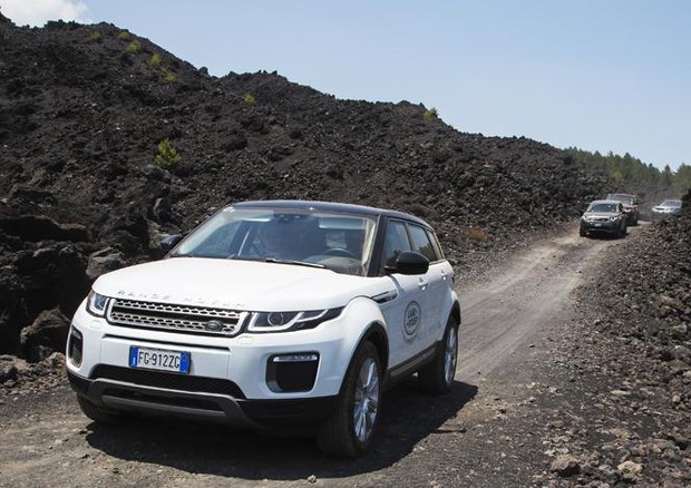 Land Rover Discovery conferma le sue doti sull'Etna © JLR Press