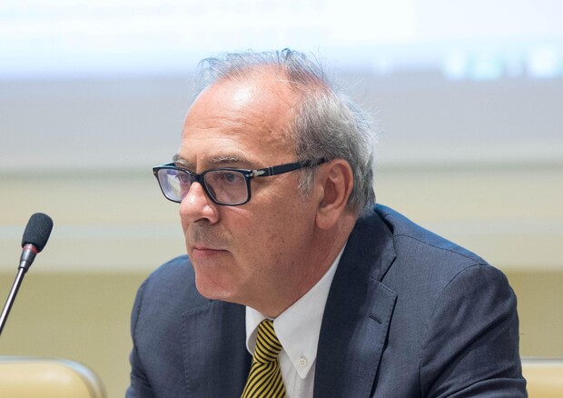 Il presidente dell'Agenzia italiana del Farmaco Stefano Vella, durante il convegno 'Futuro in Rosa, prevenzione e ricerca dei tumori femminili' © ANSA