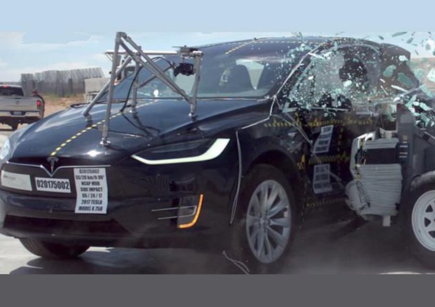 Cliente Usa cita Tesla per danni, dopo incidente con Model X © Electrek
