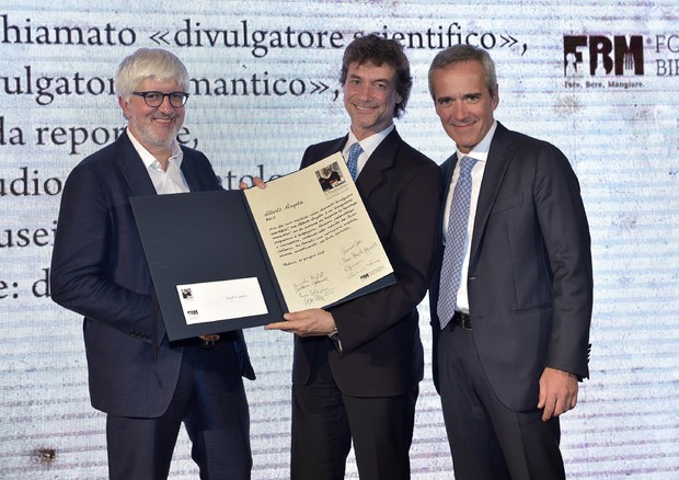 Beppe Severgnini e Alfredo Pratolongo consegnano il premio ad Alberto Angela per lo speciale di Rai1  'Stanotte a San Pietro' © ANSA