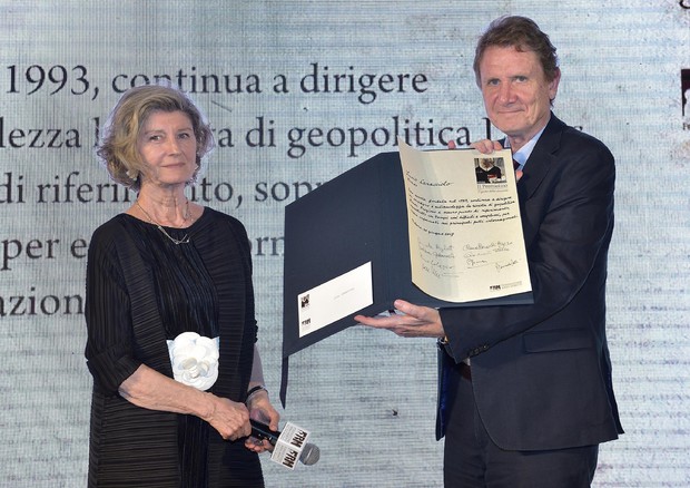 Donata Righetti consegna il premio a Lucio Caracciolo © ANSA