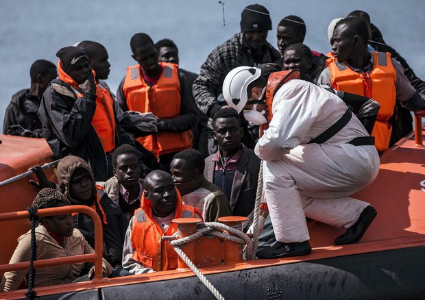 Migranti: Italia pronta a chiudere i porti, situazione grave (foto: EPA)
