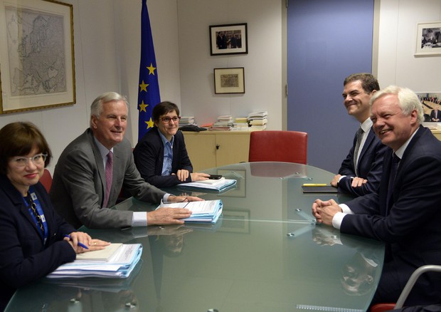 Negoziatori europei e britannici attorno al tavolo per l'avvio delle discussioni (foto: EPA)